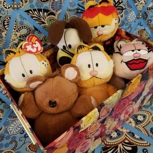 Box o Garfield and Friends vintage plush animals